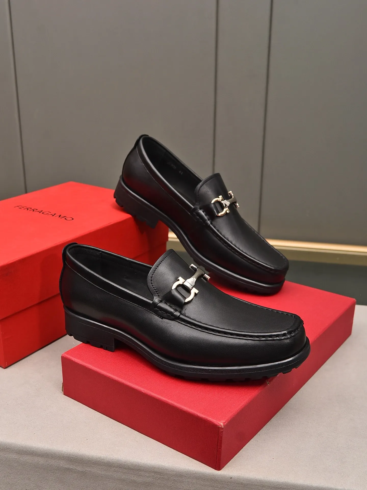 Men's shoes 💰: 500 Brand: Ferragamo Size: Men's size 38/44 (45 can be customized) Grade: Same style as the official website High-end quality men's shoes Material: Original first-layer calfskin Water-dyed cowhide lining Original outsole Style categories: Men's fashionable formal business casual leather shoes Slip-on men's shoes high-top series Young fashion European and American trends British style Casual matching Comfortable feet